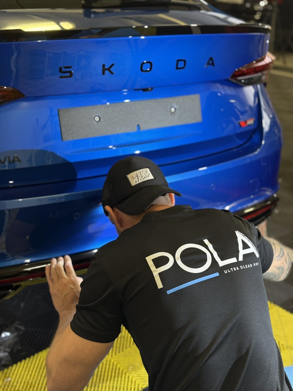 Aplikacja folii POLA PPF na samochodzie